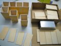 Kleine Holzkästchen für die Bienennisthilfen, zum Teil schon zusammen geklebt, zum Teil noch in Einzelteilen.