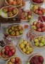 Viele Körbchen mit Äpfeln oder Birnen mit einer Sortenbeschriftung und Sortenbeschreibung