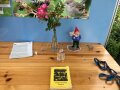 Biertisch mit einem Gartenzwerg und einem Rosenrätsel
