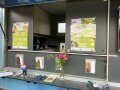 Ausstellungsanhänger mit Informationen zu Apfelsaft