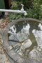 Rundes Wasserbehältern mit befestigter Ausstiegshilfe im Garten. Wichtig dabei sind rauhe, kletterbare Oberflächen. 