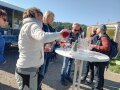 Besucher bei der Verkostung des Perlweines aus dem Schülerprojekt der Technikerklasse 2024