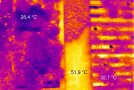 Aufnahme einer Wärmebildkamera. Links ist ein Teil des begrünten Gabionensystems, mittig die unbegrünte Natursteinmauer und rechts ein Teil des begrünten Rinnensystems zu sehen. An der unbegrünten Mauer sind 51,9 °C, im dichten Bewuchs der Rinne 32,7 °C und im dichten Bewuchs der Gabione nur 28,4 °C.