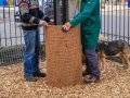 Der Pflanzturm wird aufgebaut. Bei höheren Türmen (über 1 m) empfiehlt es sich in der Mitte einen Holzpflock oder Ähnliches für die Stabilität zu integrieren. 