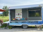 Anhänger mit Plakaten als Information zum Beitrag