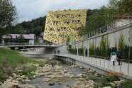 Ein sarnierter Flusslauf mit Hochwasservorsorge in der Stadt.