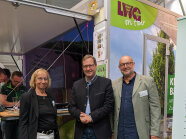 Drei Menschen stehen am LWG-Stand auf der GaLaBau-Messe