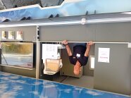 Herr Döppler, Mitarbeiter der LWG, mit einer Slushi-Eismaschine im Ausstellungsanhänger