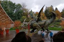 Bürgermeister Sandro Bauer, Landesgartenschau Geschäftsführerin Claudia Knoll und „Fanny“ der Drache bei der Abschlussveranstaltung