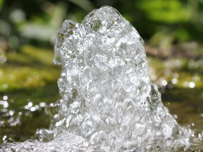 Wassersprudel in einem Gartenteich.