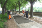 Einbau der luft- und wasserdurchlässigen Belagsvarianten auf der Teststrecke Ludwigkai in Würzburg im März 2009 durch die Herstellerfirmen.