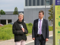 Dr. Susanne Böll neben Christian Schuchardt vor der Stele.