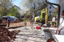 Blick auf eine Baustelle des Garten- und Landschaftsbau mit Minibagger.