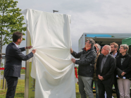 Oberbürgermeister Christian Schuchardt und Jürgen Eppel enthüllen die Stele.