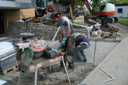 Arbeiter auf der Baustellen beim Mauerbau.