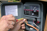 Anschluss eines Bewässerungscomupters durch einen Elektriker.