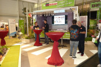 Blick auf den Ausstellungsstand der LWG in der Messehalle mit dem Infomobil