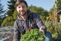  Florian Demling mit Grünkohl und Geschirr auf dem Dach.