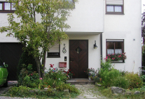Eine Wohnstraße in Veitshöchheim, in der Fußgänger und Pflanzen willkommen sind.