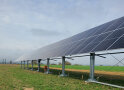Eine Photovoltaikanlage auf einem Feld