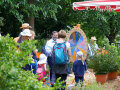 Eine Familie beim Glücksrad im Schaugarten beim Tag der offenen Tür