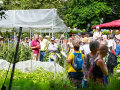 Eine Gruppe bei einer Führung im Schaugarten beim Tag der offenen Tür