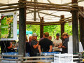 Eine Gruppe bei der Weinverkostung im Pavillon beim Tag der offenen Tür