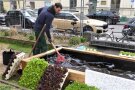 Person schiebt Wasser in einem Becken