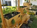 Ein bepflanztes Vertikalbeet mit einzelnen Modulen aus Holz.