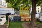 Person schneidet Vlies zum Einlegen in Kunststoffkisten