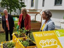 Pflanzaktion mit Marianne Scheu-Helgert, Eva Weber, und Elisabeth Krön.