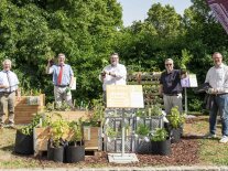 Eröffnung des Schaugartens mit Bürgermeister Rother und Uni-Vertretern.