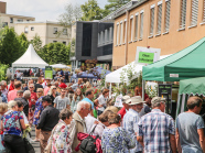 Viele Besucher an verschiedenen Ständen.