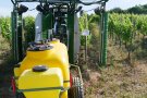 Spritze mit Recyclingsystem, das Rebzeile links und rechts umschließt; Brühebehälter angehängt