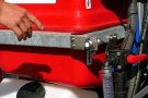 Hand deutet auf den kleinen runden Sensor seitlich am Spritzentank