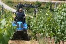 Eine Steillagenraupe mit angebauter Spritze und aufgebauterm Recyclingsystem im Hang