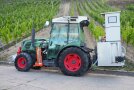 Weinbergstraktor mit kastigem Anbau, der die Schlepperkabine überragt, aber sonst kurz ist