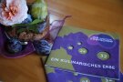 Broschüre die Fränkische Zwetschge - ein kulinarisches Erbe mit Dekoration auf eienm Tisch