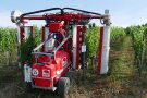 Pflanzenschutzspritze mit Recyclingsystem eines anderen Herstellers im Weinberg