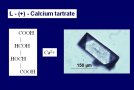 Foto mit Maßstab eines Kristalls, daneben chemische Formel des Calciumtartrats