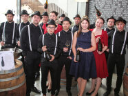 Gruppenbild der Studierenden die Weinflaschen hochhalten mit der Fränkischen Weinkönigin Carolin Meyer.