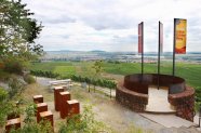 terroir f - Fahnen, Informationsstelen und sich zur Landschaft öffnender Blick über den Weinberg hinweg