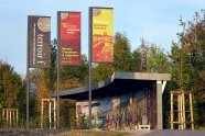 Drei Fahnen mit terroir f - Text stehen vor einem gerundeten, überdachten gewaltigem Bild