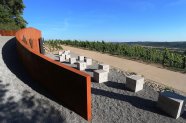 Der terroiterroir f - Schriftzug am Assichtspunkt mit Blick über die Weinberge in die Ferne.