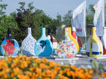 Blick auf die Installation der unterschiedlich bemalten Bocksbeutel-PS-Modelle auf der Landesgartenschau