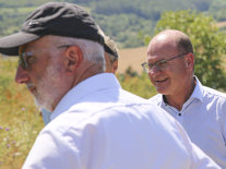 Norber Schäffer steht neben LWG-Präsident Andreas Maier im Weinberg.