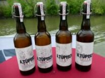 Vier Flaschen, Form und Bügelverschluss wie bei Bierflaschen und mit dem Etikett: A.Tüpisch