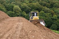 Terrassen im Erdreich, mit Stäben und Seilen werden Form und Breite vorgegeben. In der nächst tieferen Etage wird die nächste Terrasse vormodelliert