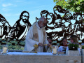 Priester beim Gottesdienst vor der Abendmahlszene von Leonardo da Vinci