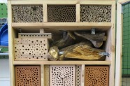 Ein optimal gebautes Insektenhotel mit verschiedenen Lochgrößen in verschiedenen Materialien.